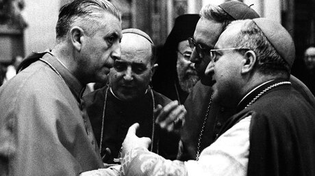 Kardinal Leo Suenens (l.) während des Zweiten Vatikanischen Konzils / © Ernst Herb (KNA)