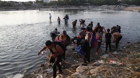 Illegale Einwanderung über den Fluss Río Suchiate / © Moises Castillo (dpa)