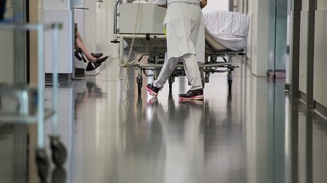 Im Krankenhaus: Personalmangel und hoher Zeitdruck bedeuten weniger Zuwendung für den Patienten / © Andreas Arnold (dpa)
