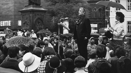 Mario von Galli, katholischer Priester, theologischer Redakteur und Publizist, spricht zu Teilnehmern des Hungermarsch 70 für Entwicklungshilfe und soziale Gerechtigkeit in der Dritten Welt am 23. Mai 1970 in Frankfurt am Main (KNA)