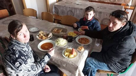 Flüchtlingsfamilie im Basilianerkloster Butschatsch (KiN)