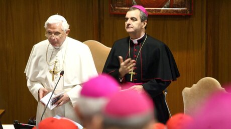 Erzbischof Nikola Eterovic am 10. Oktober 2010 mit Papst Benedikt XVI. in Rom (KNA)