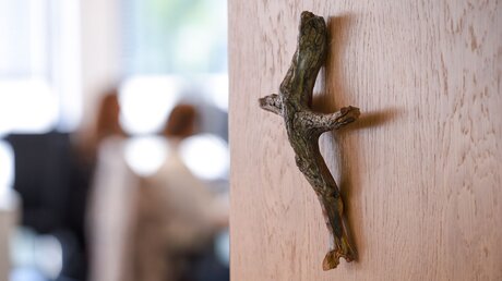 Kreuz an einer Bürotür / © Harald Oppitz (KNA)