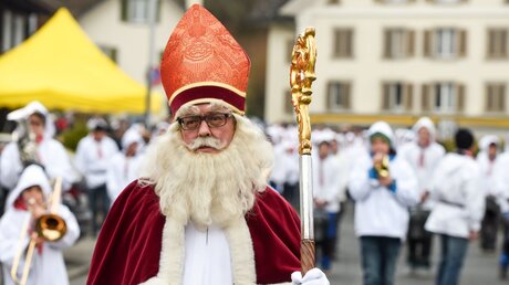 Ein als Heiliger Nikolaus verkleideter Mann bei einem Umzug / © Harald Oppitz (KNA)