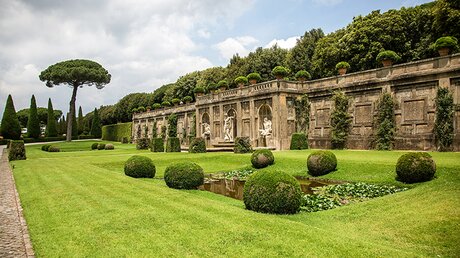 Die Gärten auf dem Gelände der Päpstlichen Villen in Castel Gandolfo am 11. Juni 2016. / © Stefano dal Pozzolo/Romano Siciliani (KNA)
