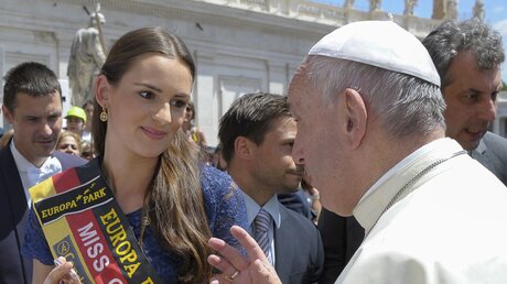 "Miss Germany" Lena Bröder trifft Papst Franziskus im Jahr 2016 / © Osservatore Romano/Romano Siciliani (KNA)