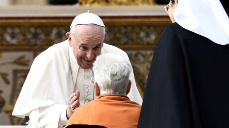 Papst Franziskus begrüßt eine Person im Rollstuhl / © Cristian Gennari/Romano Siciliani (KNA)