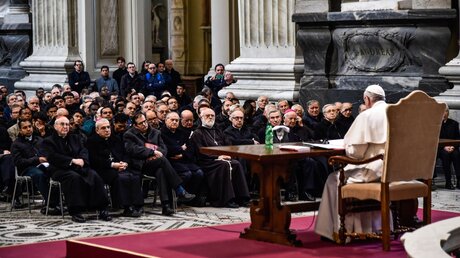 Papst Franziskus spricht bei einem Treffen mit römischen Priestern (Archiv) / © Cristian Gennari/Romano Siciliani (KNA)