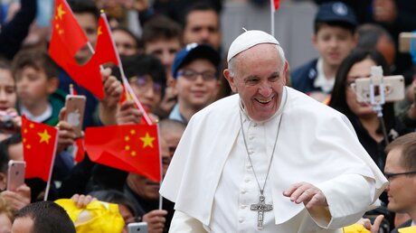 Chinesische Fahnen werden hinter Papst Franziskus geschwenkt / © Paul Haring/CNS Photo (KNA)