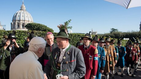 Gebirgsschützen gratulieren dem emeritierten Papst Benedikt XVI. zum 90. Geburtstag im Jahr 2017 / © Osservatore Romano (KNA)