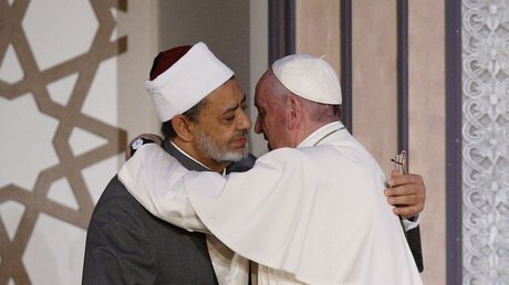 Ahmad al-Tayyeb, Großscheich der al-Azhar-Universität, und Papst Franziskus umarmen sich am 28. April 2017 in Kairo / © Paul Haring (KNA)