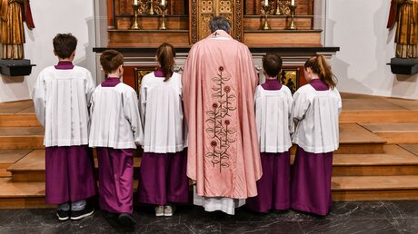 An Laetare darf die liturgische Farbe Rosa verwendet werden / © Harald Oppitz (KNA)