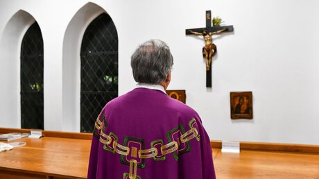 Priester betet vor einem Kruzifix / © Harald Oppitz (KNA)