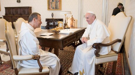 Frere Alois zu Besuch bei Papst Franziskus (Archiv) / © Vatican Media/Romano Siciliani (KNA)
