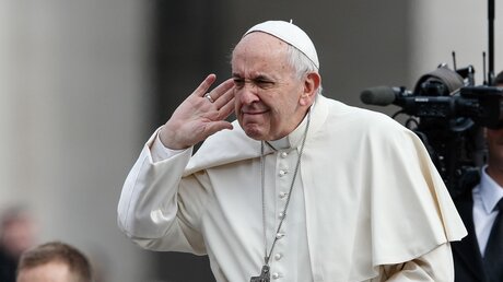 Papst Franziskus lauscht / © Paul Haring (KNA)