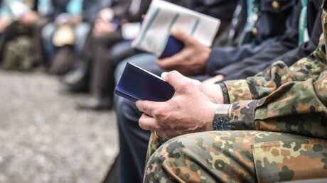  Soldat mit Gotteslob in der Hand
 / © Julia Steinbrecht (KNA)