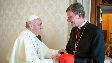  Papst Franziskus und Rainer Maria Kardinal Woelki / © Vatican Media/Romano Siciliani (KNA)