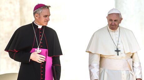 Kurienerzbischof Georg Gänswein (l.) und Papst Franziskus (Archivbild) / © Stefano Dal Pozzolo/Romano Siciliani (KNA)