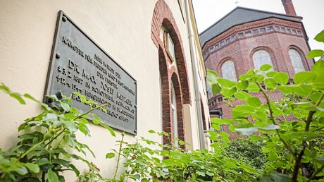Gedenktafel für Max Josef Metzger an der Fassade der Kirche Sankt Joseph in Berlin am 5. Juli 2018. / © Markus Nowak (KNA)