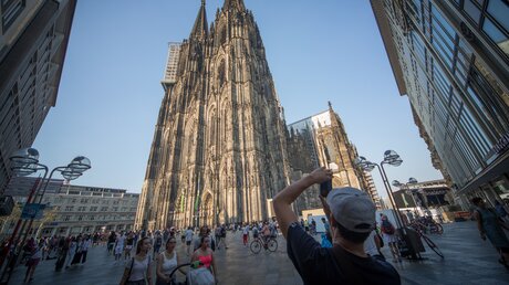 Viele Touristen zieht es täglich an den Kölner Dom / © Adelaide Di Nunzio (KNA)
