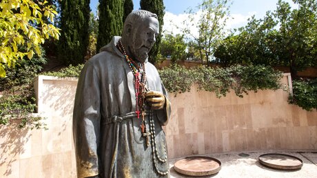 Bunte Rosenkränze hängen um den Hals einer Statue von Pater Pio in San Giovanni Rotondo / © Antonino Condorelli (KNA)