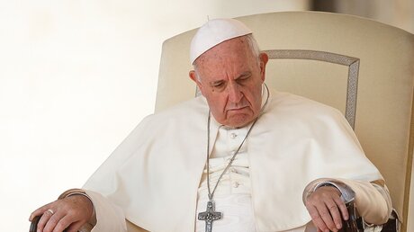 In sich versunken: Papst Franziskus / © Paul Haring (KNA)