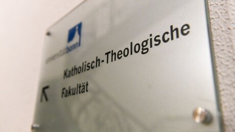 Schild der Katholisch-Theologischen Fakultät an der Rheinischen Friedrich-Wilhelms-Universität in Bonn / © Harald Oppitz (KNA)