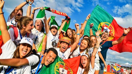 Junge Menschen aus Portugal jubeln und schwenken portugiesische Fahnen / © Cristian Gennari/Romano Siciliani (KNA)