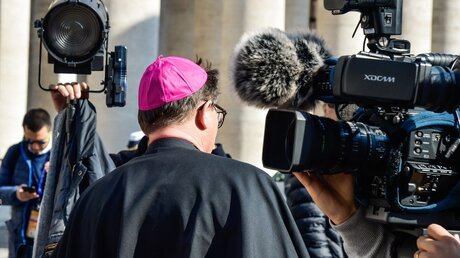 Symbolbild Bischof vor Kameras im Vatikan / © Cristian Gennari/Romano Siciliani (KNA)