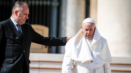Papst Franziskus in Begleitung seines Kammerdieners / © Paul Haring (KNA)