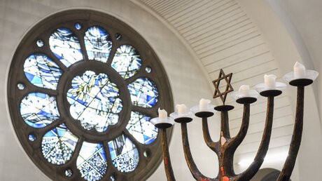 Rundes Fenster und ein siebenarmiger Leuchter mit Davidstern in der Synagoge der Synagogen-Gemeinde Köln am 3. März 2019 / © Julia Steinbrecht (KNA)