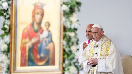 Papst Franziskus und im Vordergrund eine Marienikone / © Paul Haring (KNA)