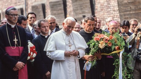 Papst Johannes Paul II. am 7. Juni 1979 im ehemaligen Konzentrationslager Auschwitz-Birkenau (KNA)