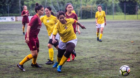Spiel der vatikanischen Frauen-Fußballmannschaft (in gelb) gegen die Frauen-Fußballmannschaft des AS Rom / © Stefano Dal Pozzolo/Romano Siciliani (KNA)