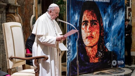 Papst Franziskus vor einer Collage, die eine junge Frau zeigt (Archiv) / © Vatican Media/Romano Siciliani (KNA)