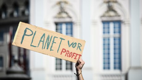 Plakat mit der Aufschrift Planet vor Profit während einer Fridays-for-Future-Großdemonstration anlässlich des globalen Klimastreiks / © Harald Oppitz (KNA)