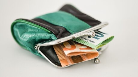 Geldscheine in einem Geldbeutel / © Julia Steinbrecht (KNA)