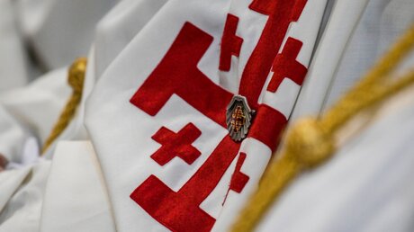 Mantel mit Wappen des Ritterordens vom Heiligen Grab zu Jerusalem / © Cristian Gennari/Romano Siciliani (KNA)