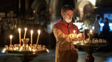 Mann in einem Gottesdienst der Orthodoxen Kirche der Ukraine / © Sergey Korovayny (KNA)