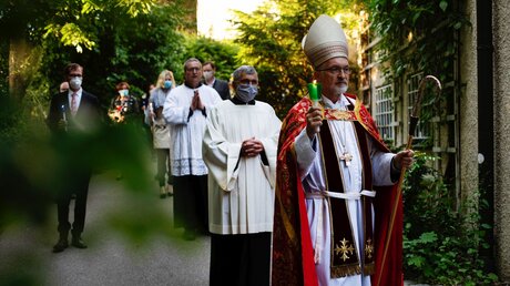 Bischof Gregor Maria Hanke bei einer Prozession / © Simon Koy (KNA)