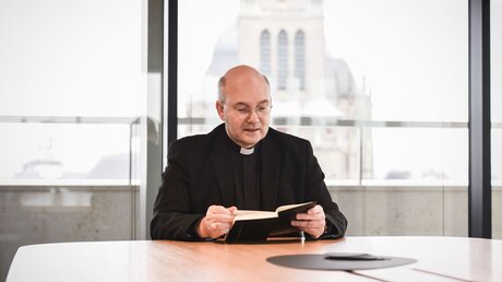 Bischof Helmut Dieser / © Julia Steinbrecht (KNA)