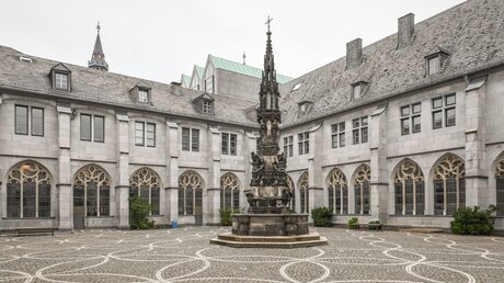 Paradiesbrunnen in der Mitte des Kreuzganges vom Aachener Dom / © Julia Steinbrecht (KNA)