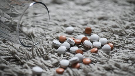 Tabletten liegen auf einem Teppich / © Julia Steinbrecht (KNA)