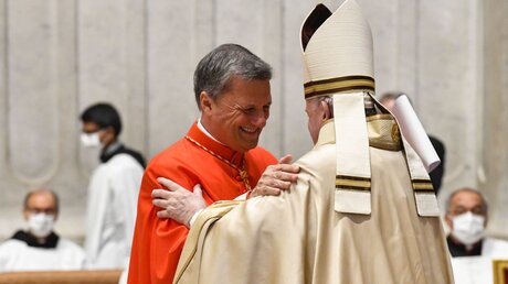Kardinal Mario Grech und Papst Franziskus / © Vatican Media/Romano Siciliani (KNA)