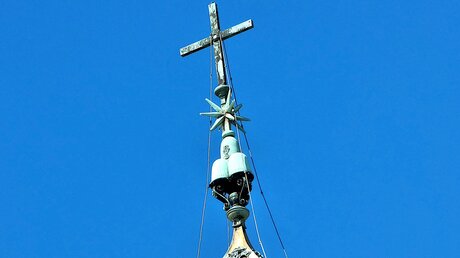 Das Kreuz der Spitze des Obelisken auf dem Petersplatz im Vatikan. (Aufgenommen am 17.07.2022) / © Renardo Schlegelmilch (DR)