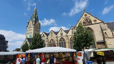 Marktstände vor dem Paderborner Dom zum Liborifest / © Jan Hendrik Stens (DR)