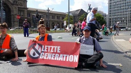 Vorbild für mehr Zusammenarbeit? Jesuit Jörg Alt hat zusammen mit anderen Aktivisten den Altstadtring in Nürnberg blockiert. / © Martin Fronkreich (Letzte Generation)