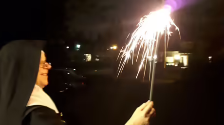 Wunderkerze in der Hand / &copy; Sr. Emmanuela Kohlhaas (privat)