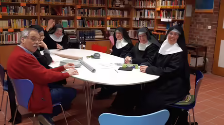 Gemeinsam wird das Jahr geplant / &copy; Sr. Emmanuela (privat)