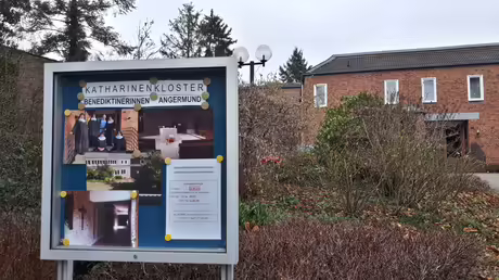 Schaukasten an der Stra&szlig;e / &copy; Sr. Emmanuela (privat)